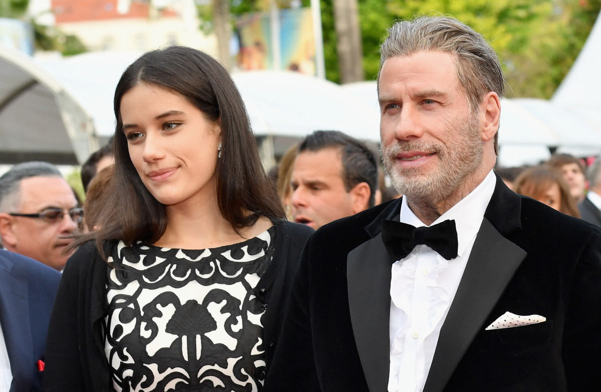 Prekrasna Ella Travolta: Kći Johna Travolte Očarava Svojim Izgledom
